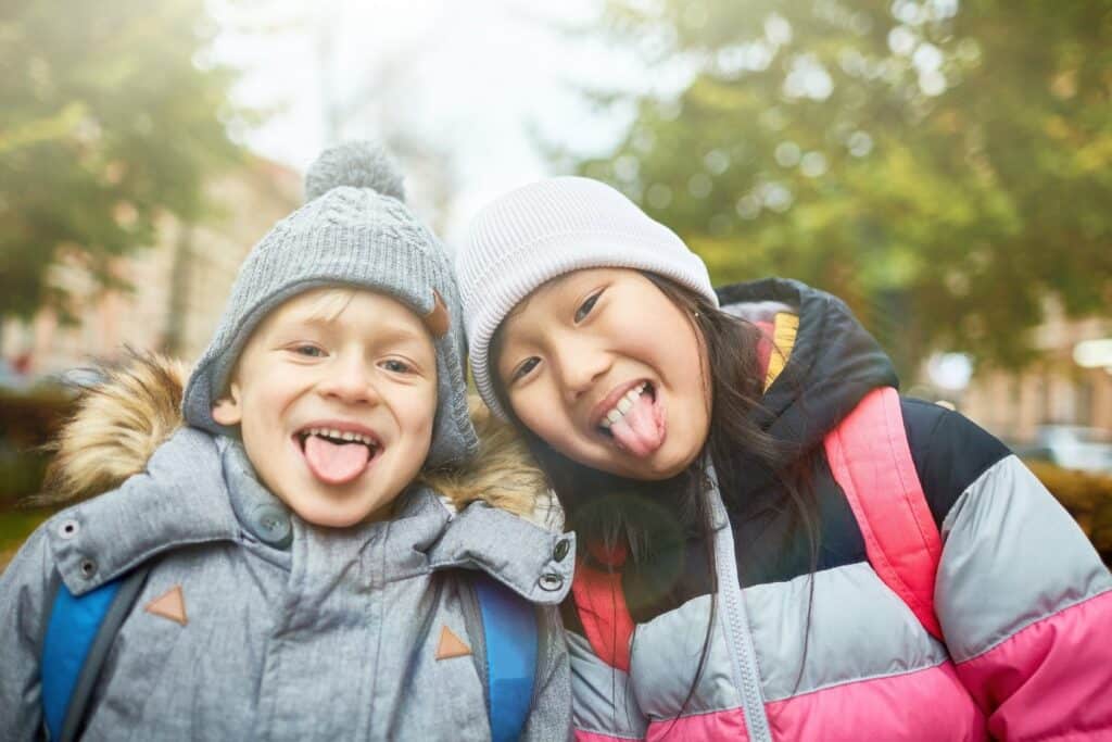 Deux enfants joyeux dehors en hiver