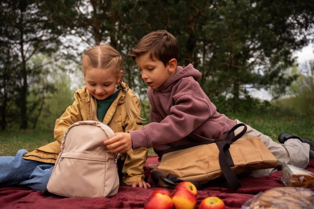 Deux enfants dans la nature vont prendre un goûter