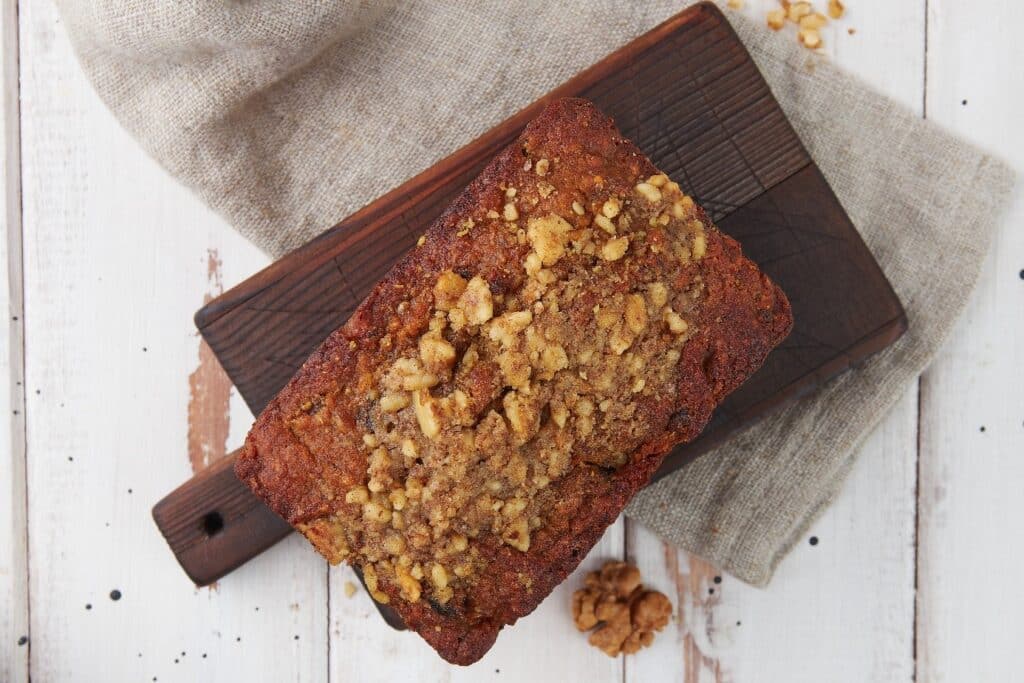 Cake miel et noix sur une planche.