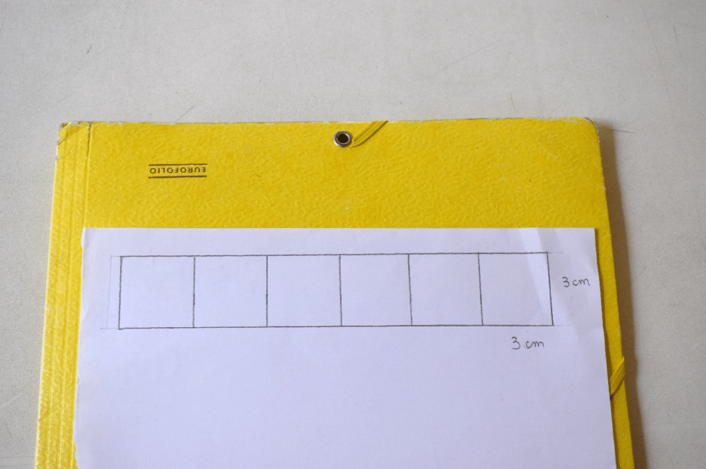 Dessin de 6 carrés de 3X3 sur une feuille blanche.