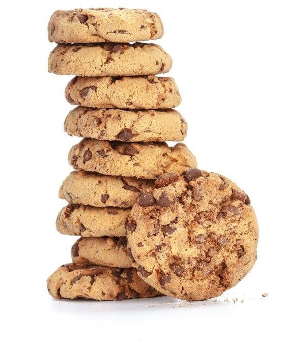 Tas de cookies dont un est visible de face.