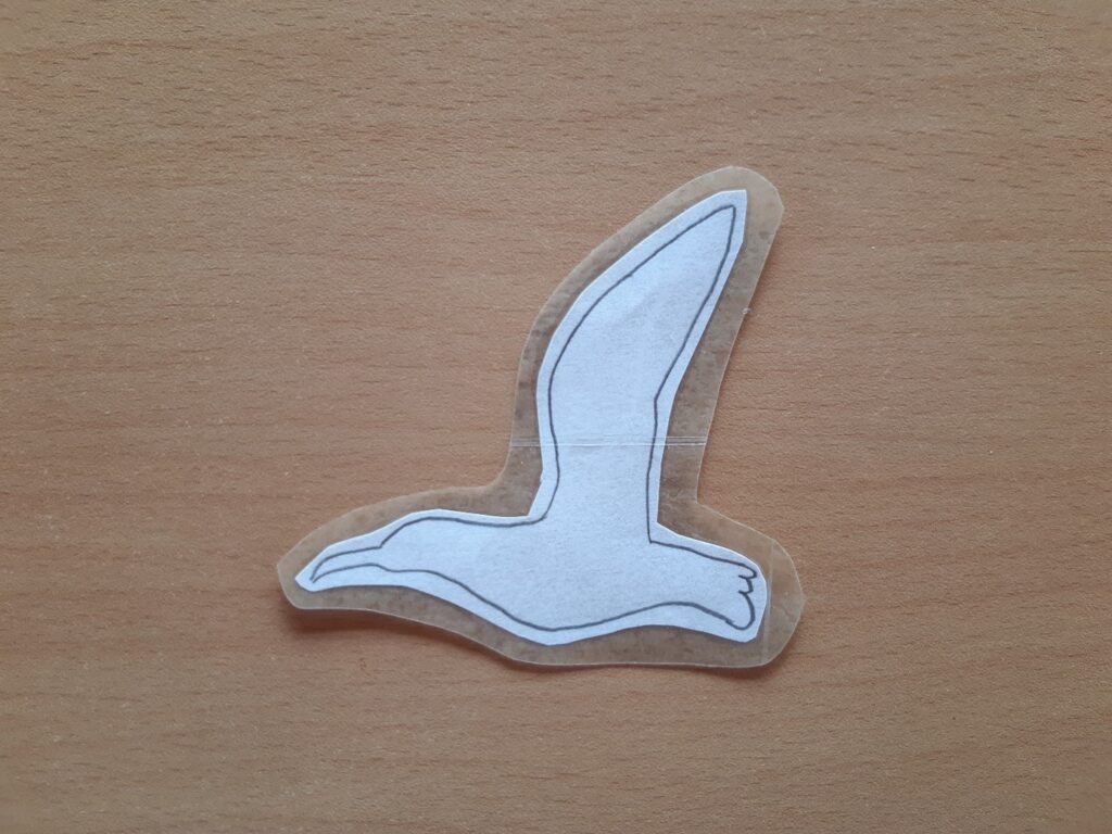 Autocollant d'oiseau en vol sur une table prêt à être utilisé.