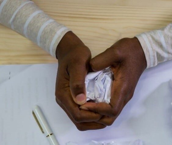 Papier qui est froissé.