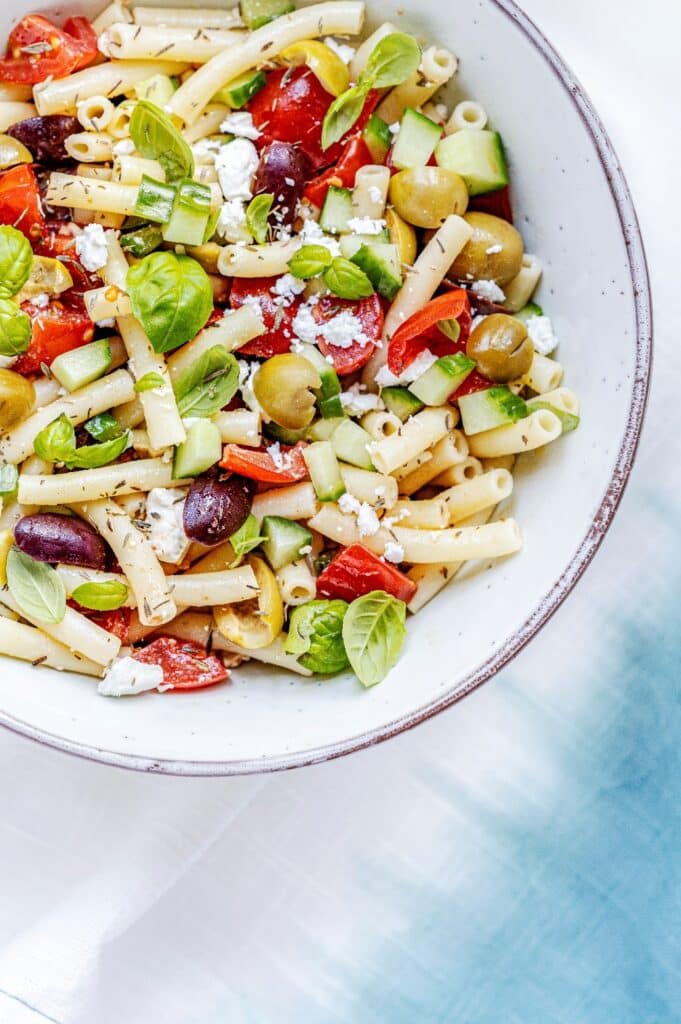 Salade composée de pates dans un plat.