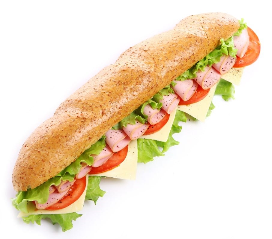 Sandwich baguette aux céréales: jambon, fromage, tomates, salade.
