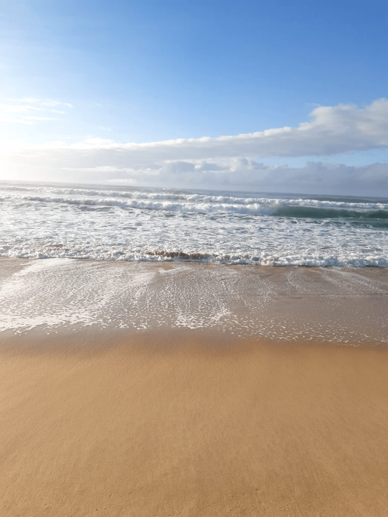 Bord de plage: sable et vagues.