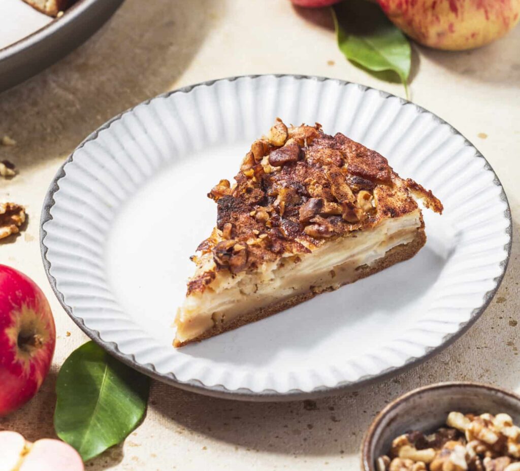 Part de tarte pomme - noix dans une assiette