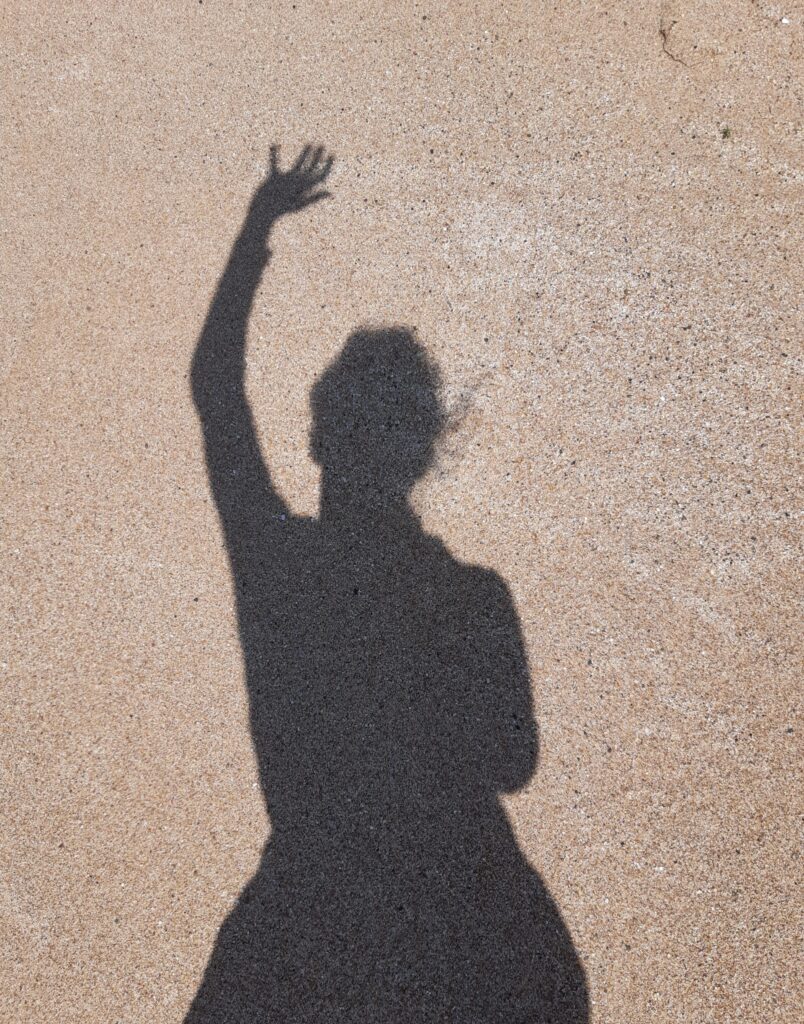 Photo de son ombre à la plage.