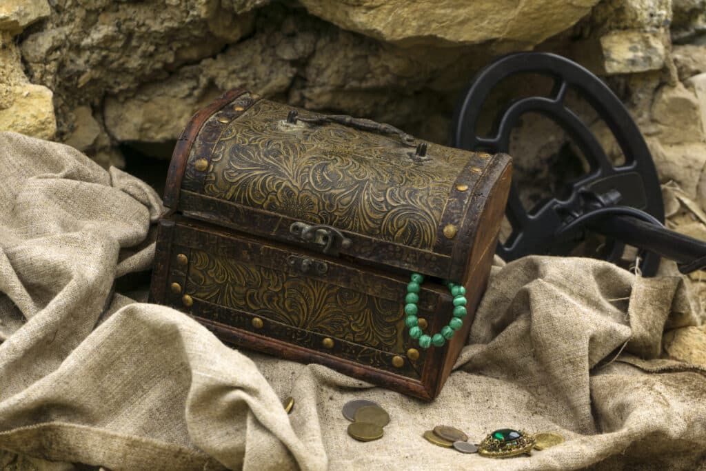 Coffre au trésor rempli de bijoux et de pièces