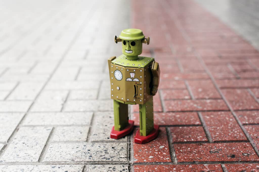 Figurine de robot sur un carrelage rouge