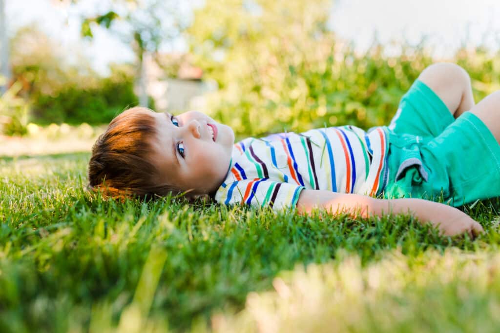 Jeune enfant allongé dans l'herbe