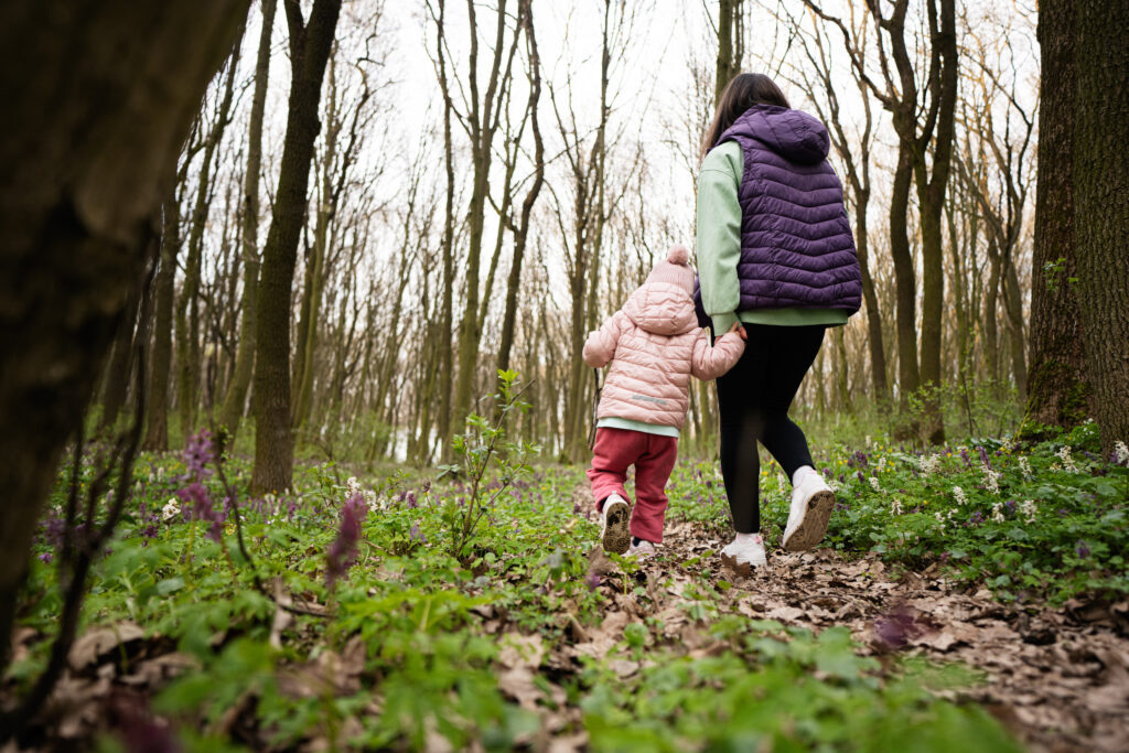 Mère et son enfant qui se baladent dans la forêt