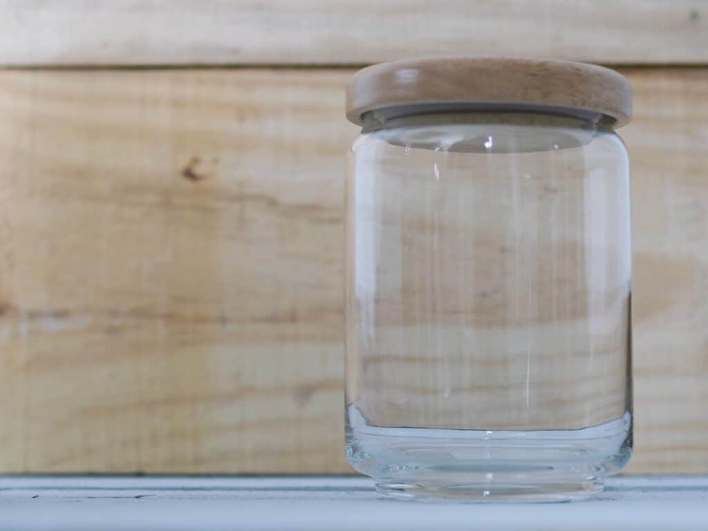 Bocal en verre sur une table