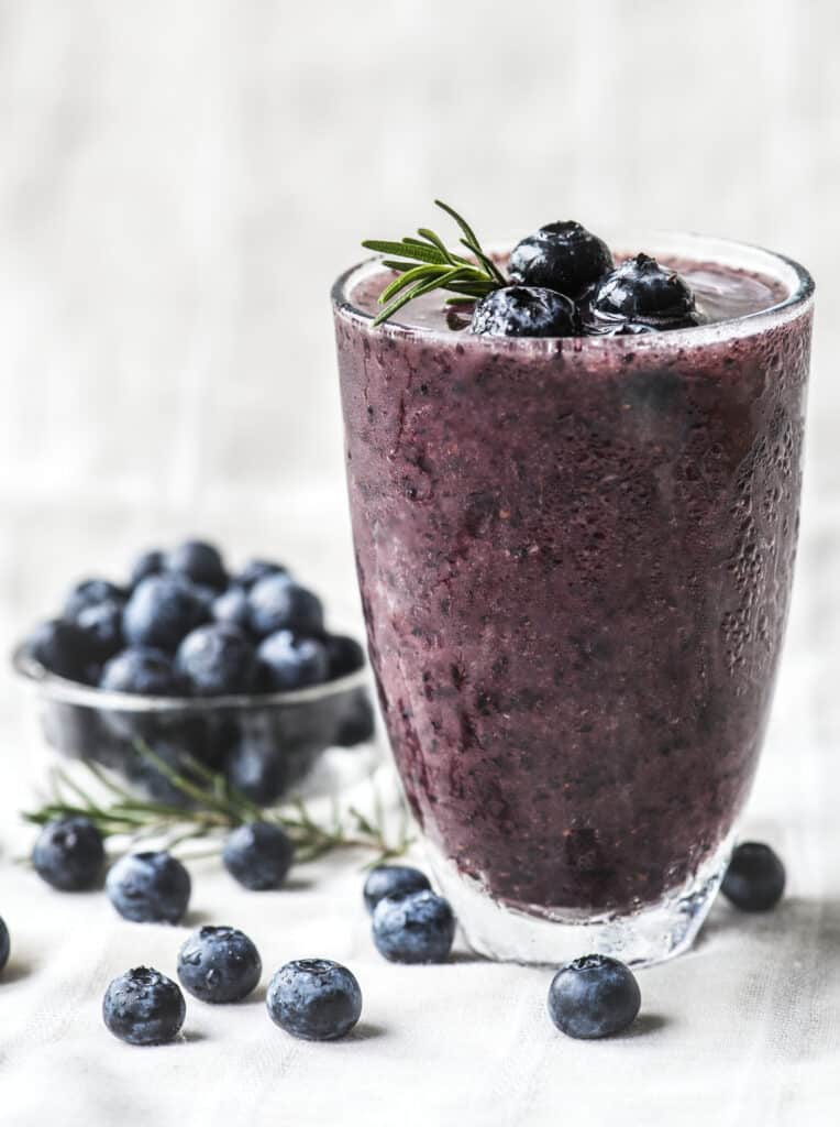Smoothie à la myrtille Décoration avec des myrtilles.
