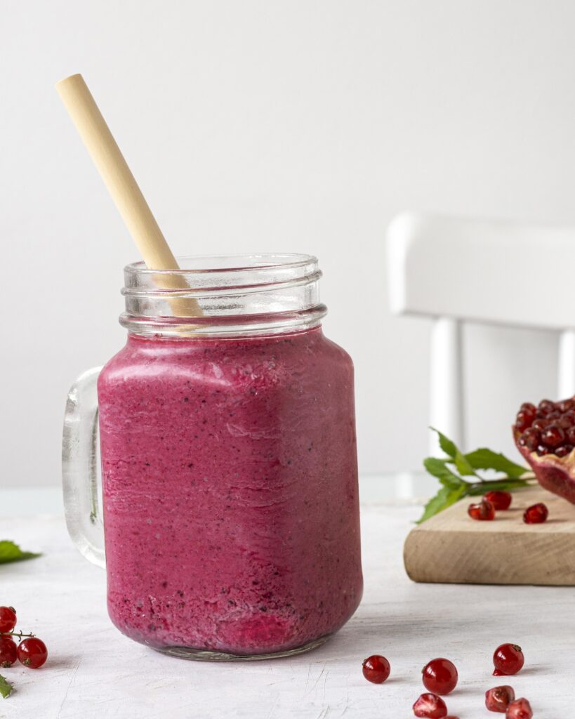 Smoothie pêche framboise groseille. Décoration avec des groseilles.