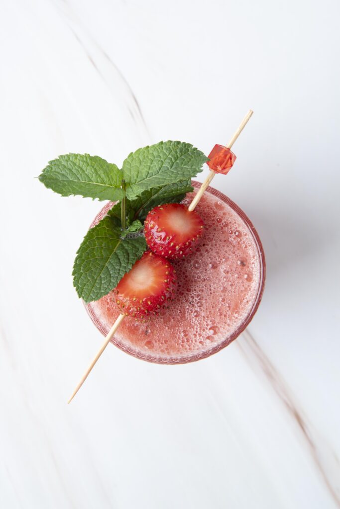Smoothie pomme fraise. Décoration menthe et fraise.