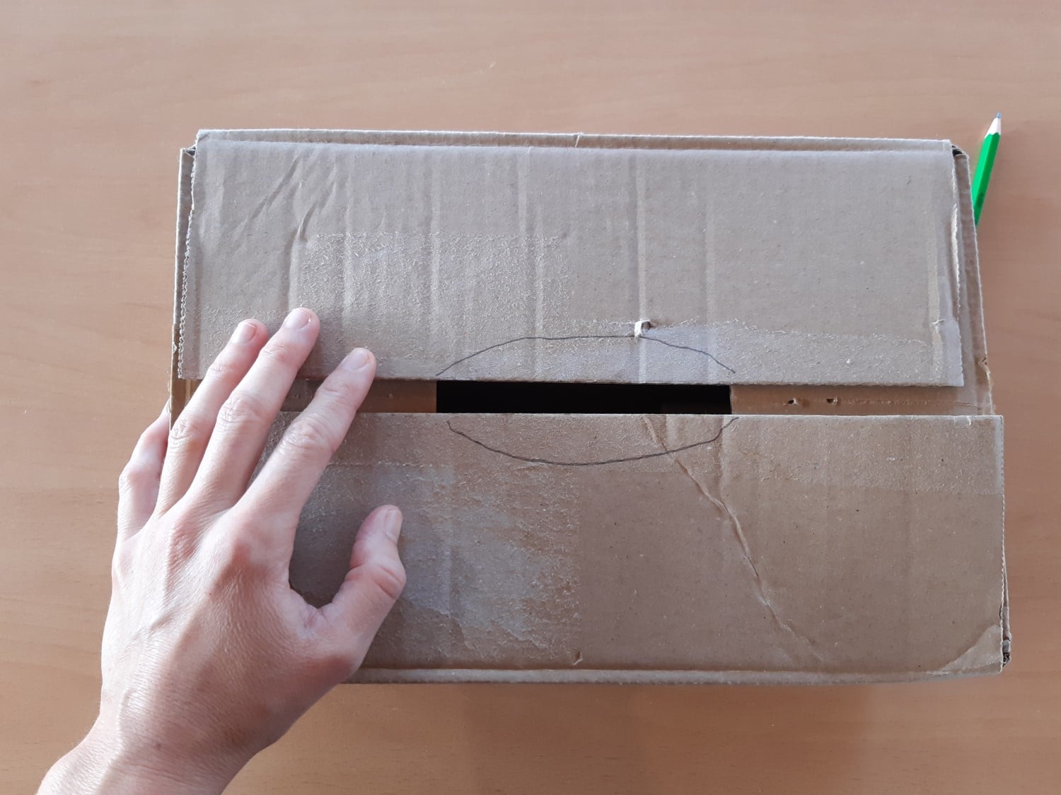 Fabriquer une boîte à toucher nature : une activité sensorielle d