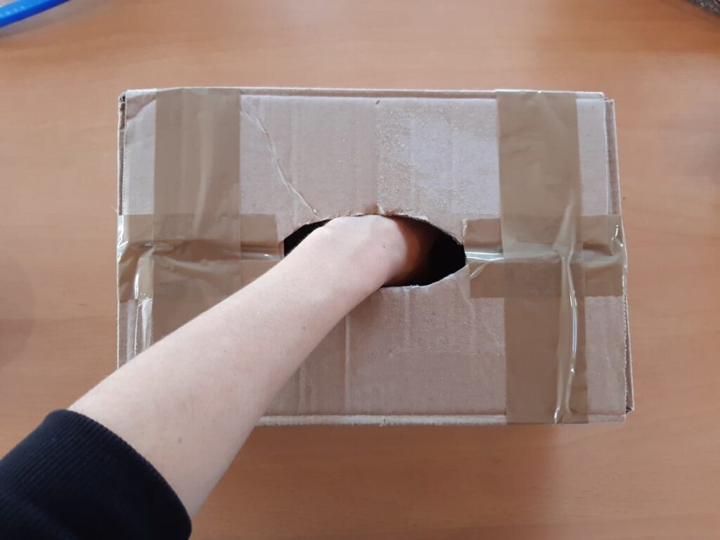 Boîte en carton prête pour une activité de "boîte à toucher".