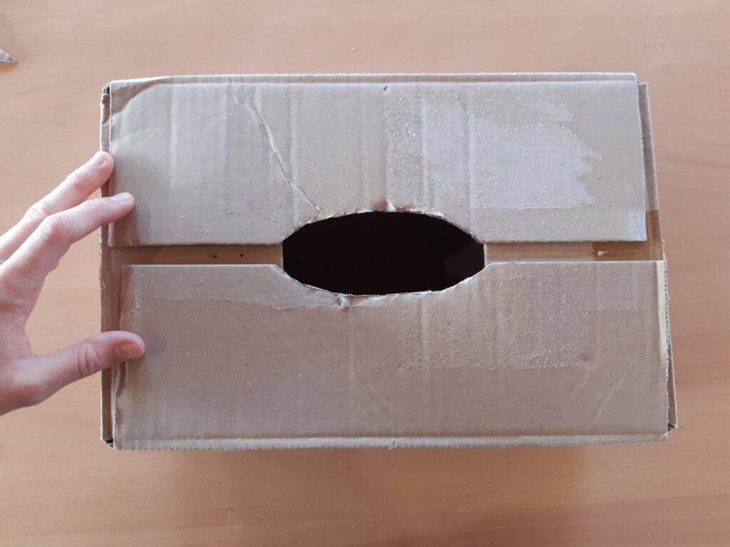 Boîte en carton avec une ouverture sur le dessus.