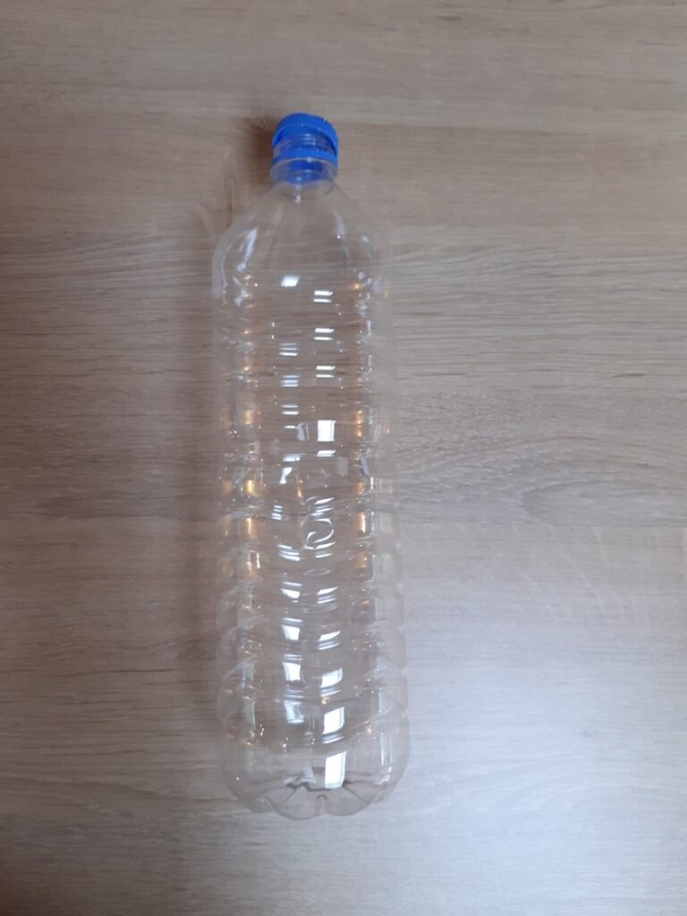 Bouteille d'eau en plastique.