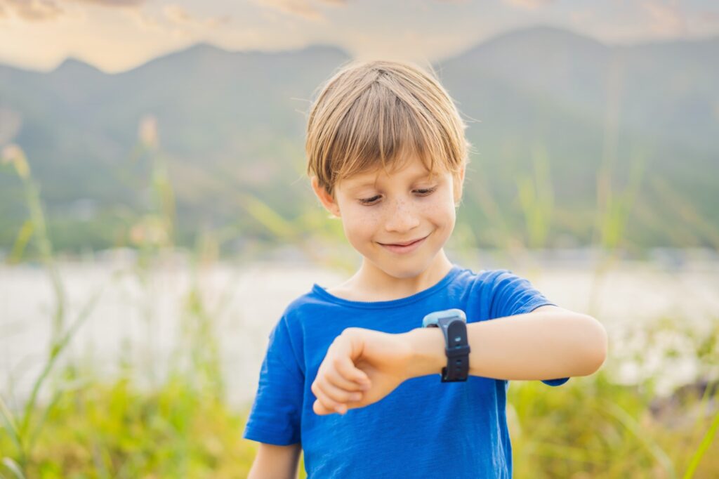 Un enfant qui regarde sa montre