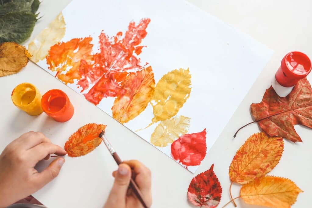 Peinture et empreintes de feuilles d'arbre en automne.
