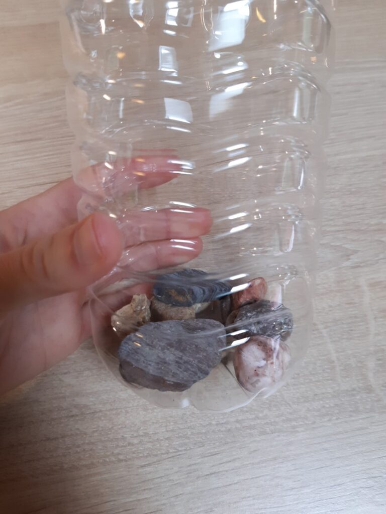 Cailloux dans le fond d'une bouteille.