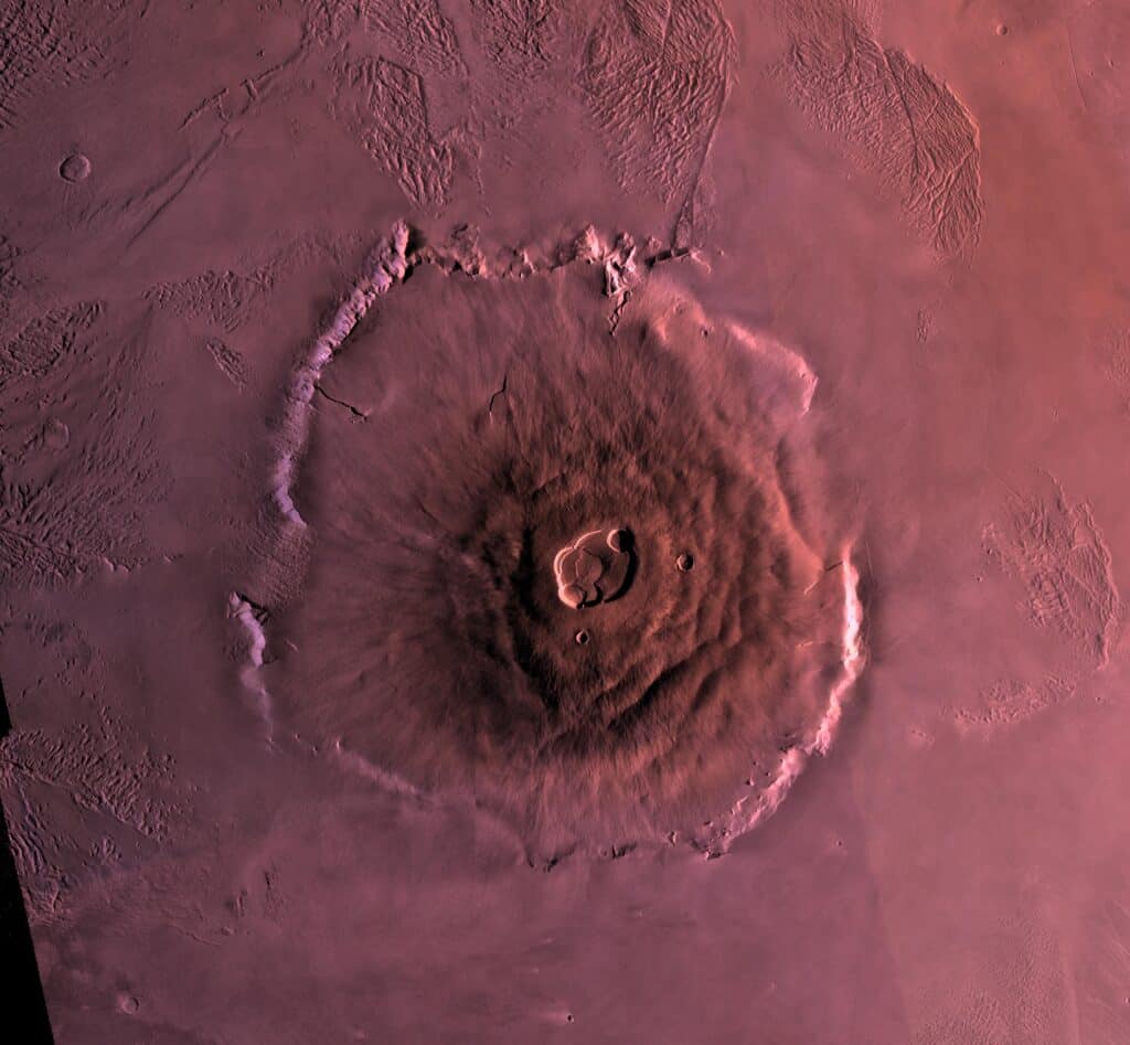 Olympus Mons le plus grand volcan de Mars et du système solaire.