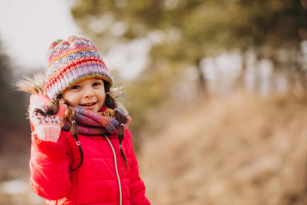 Petite fille en hiver dans la nature