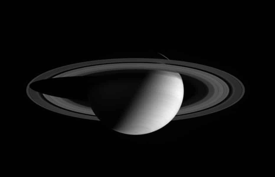 Planète Saturne en noir et blanc