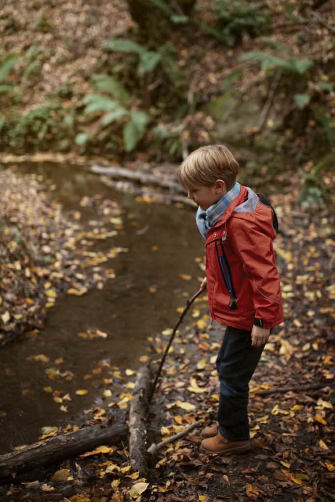 Un enfant qui observe la rivière.