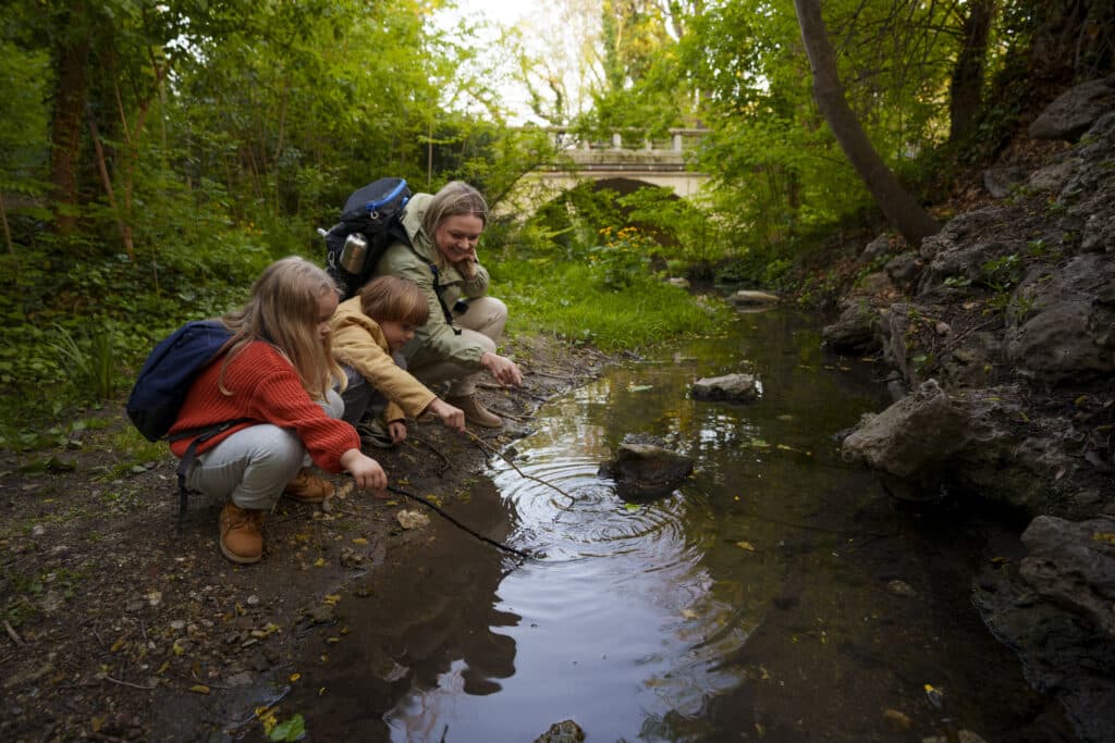 Une famille qui observe la rivière.