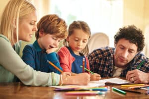Parents et enfants font une activité