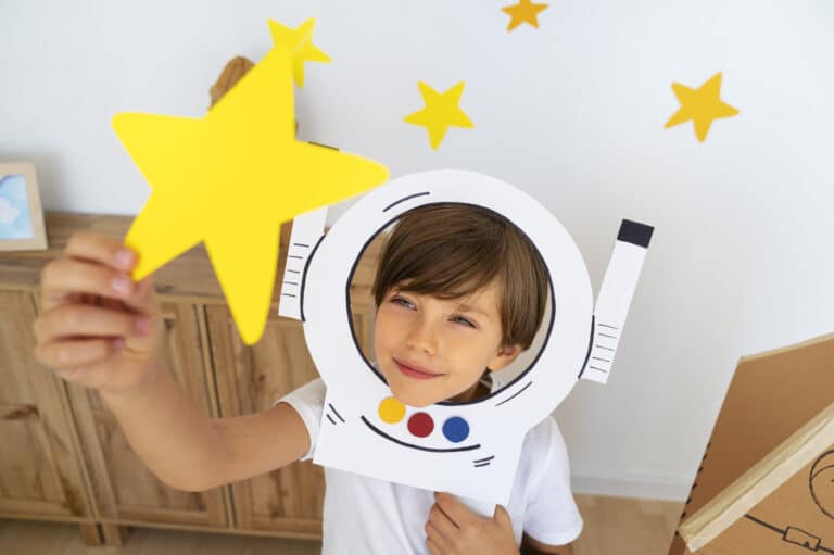 Un petit astronaute prêt à explorer les étoiles